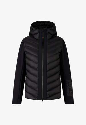 Czarna kurtka z pikowanym, ocieplanym przodem, gładkimi rękawami, zamkiem błyskawicznym, regulowanym kapturem oraz zamykaną na zamek kieszenią na ramieniu.