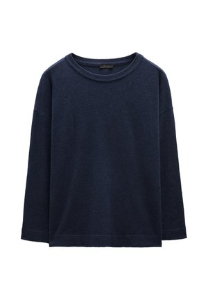 Granatowy pulower, wykonany z miękkiego materiału, z okrągłym dekoltem, długimi rękawami i prostym dołem z minimalnymi szwami.