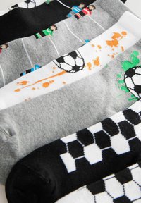 Calzini in multipack con colori variati: grigio, nero e bianco. I design includono palloni da calcio, giocatori e schizzi, con vari modelli.