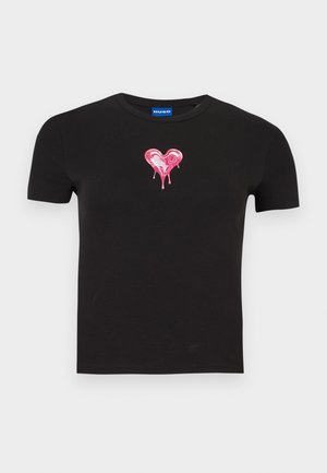 Camiseta negra de algodón con mangas cortas que presenta un gran gráfico de un corazón rosa brillante con gotas cayendo desde el centro.