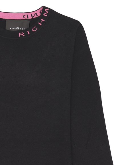 Maglione nero in tessuto testurizzato, con scollatura a coste rosa e logo "RICHMOND". Maniche lunghe, vestibilità classica e senza fantasie.