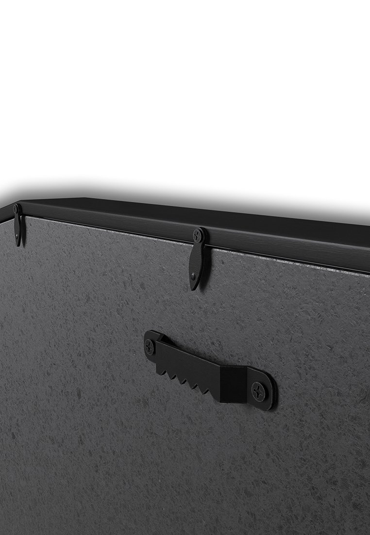 Schwarze Metalldose mit strukturierten Oberflächen, ausgestattet mit einem gezackten Griff und Sicherheitsverschlussbeschlägen an den oberen Kanten.