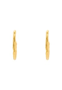 Orecchini in tono oro con un design ondulato e testurizzato, caratterizzati da una forma a cerchio sottile. La finitura liscia e lucida esalta la qualità riflettente.