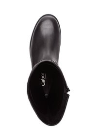 Botín negro de tobillo hecho de cuero suave con punta redondeada, acolchado interior y una cremallera lateral para facilitar el uso.