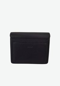 Portafoglio in pelle nera con una texture liscia, dotato di chiusura a pattina e tasca frontale. Logo in rilievo sul davanti. Design rettangolare semplice.