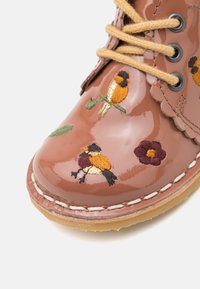 Petit Nord Copenhagen SCALLOP BOOT BIRDS UNISEX - Šņorējami puszābaki - rose clay