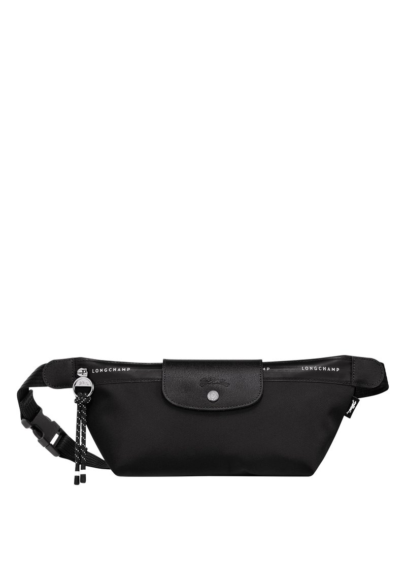 Schwarze Nylon-Belt-Bag mit einem strukturierten schwarzen Klappenverschluss, silbernem Beschlag, einem mit Logo bedruckten Gurt und einem verstellbaren Riemen für sicheren Sitz.