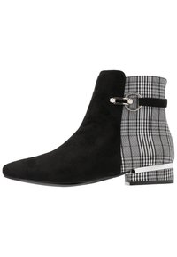 Černá semišová kotníková bota s špičatou špičkou, kostkovaný textilní detail v šedé a bílé, stříbrný akcentní pásek na patě, texturované a hladké povrchy.