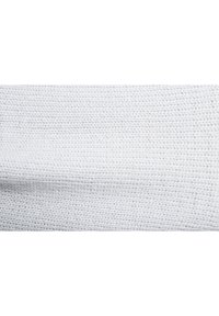 Weißer strukturiertes Gewebe mit einem gewebten Design und einem feinen, gleichmäßigen Rautenmuster. Weiches, leichtes Material mit einem leicht glänzenden Finish.