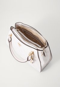 Borsa a mano rosa chiaro con design testurizzato, bordi scuri a contrasto, accessori in oro, doppio manico e chiusura con zip con tasche interne.
