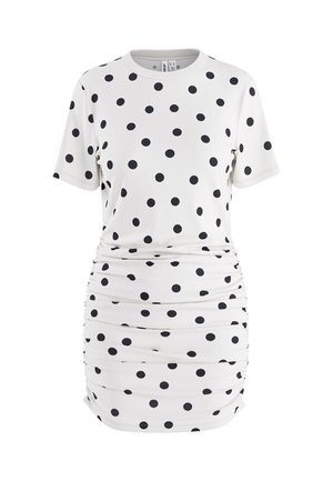 Vestito bianco a maniche corte con pois neri e dettagli arricciati intorno alla vita e ai fianchi.