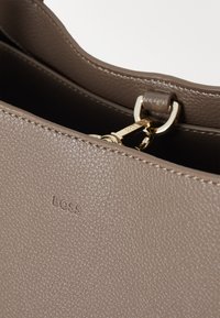 BOSS ANETT TOTE - Maisiņveida soma - medium brown