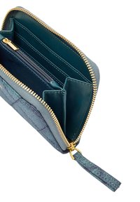 Dragkedjeförsedd plånbok i strukturerat teal-material, med detaljer i guld, flera kortfack och ett centralt fack med dragkedja.