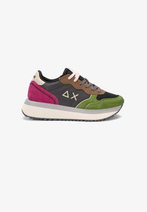 Sneaker multicolore con punta in camoscio verde, tomaia in mesh nero, dettagli in camoscio marrone e rosa, lacci grigi e rosa, e suola bianca con battistrada grigio.
