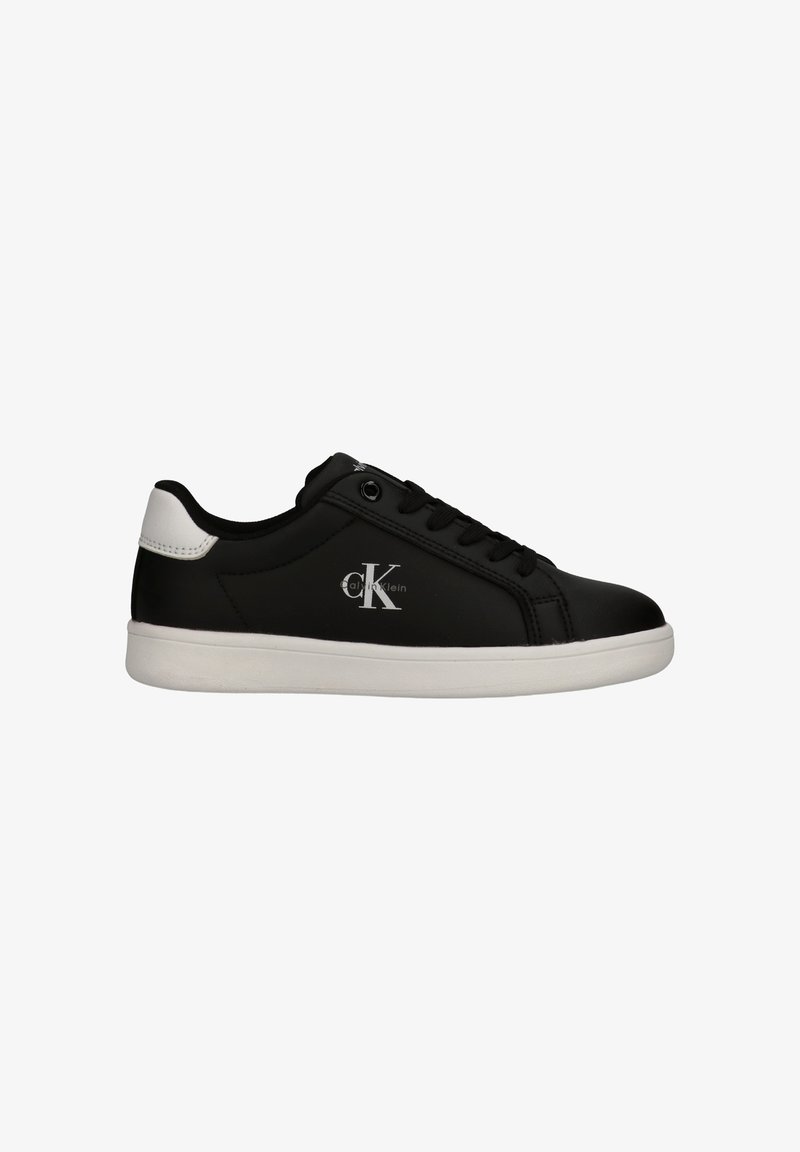 Sneakers nere in materiale sintetico con dettagli bianchi, design basso, punta tonda, chiusura con lacci e dettaglio del logo sul lato. Texture liscia.