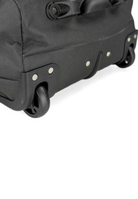 Maleta negra con ruedas que presenta una tela resistente, una superficie texturizada, esquinas robustas de plástico y ruedas en línea suaves para facilitar la movilidad.