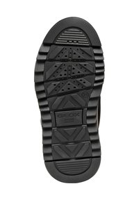 Suela de zapato de goma negra que presenta múltiples patrones de tracción, agujeros de ventilación y el nombre de la marca grabado "GEOX" con "PATENTE ITALIANA."