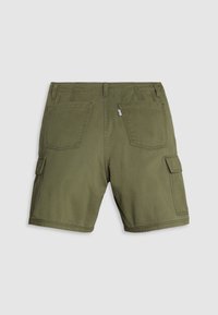 Bermudas cargo de color verde olivo hechas de algodón, con dos bolsillos traseros, un bolsillo lateral y costuras reforzadas para mayor durabilidad.