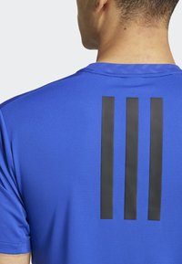 adidas Performance POWER WORKOUT - T-shirt till träning - semi lucid blue black