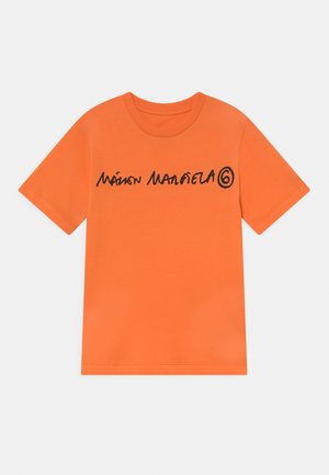 Lyseorange T-shirt med korte ærmer og sort Maison Margiela 6 logo trykt hen over brystet på en ensfarvet baggrund.