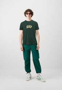GAP NEW ARCH - Marškinėliai su spaudiniu - essex green