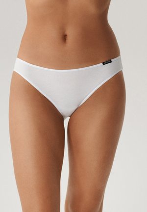 Białe bawełniane bikini o gładkiej fakturze, niskim kroju i subtelnym czarnym znaczku marki na talii.