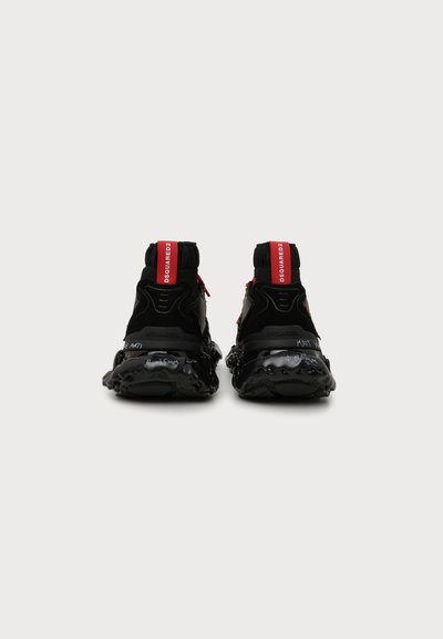 Ζευγάρι μαύρα sneakers ψηλά με κόκκινα σχέδια τραβήγματος με την ετικέτα DSQUARED2, χοντρές υφασμένες σόλες και πλεκτές γκέτες στον αστράγαλο, από πίσω.