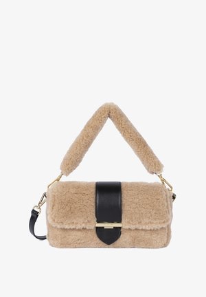 Beige, flauschige Handtasche mit einem schwarzen Ledertragegurt undverschluss. Besitzt eine goldene Hardware-Akzentuierung und eine weiche, strukturierte Außenfläche.
