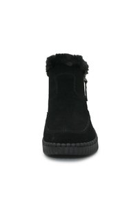 Sorte ruskind ankelstøvler med faux fur detaljer, lynlås i siden og tekstureret gummisål; har sømdetaljer på overdelen.