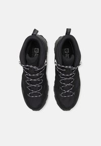 Scarpe da hiking nere con tomaia in mesh texturizzato, dettagli rinforzati e lacci grigi a fantasia. Presentano una tab per il tiraggio e una suola robusta.