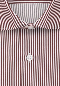 Camicia a righe con un motivo bordeaux e bianco, chiusura a bottoni e colletto classico. Il tessuto appare liscio con una texture nitida.