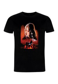 Černé bavlněné tričko s grafickým potiskem obličeje postavy a souboje s lightsaberem v živých červených a oranžových tónech.