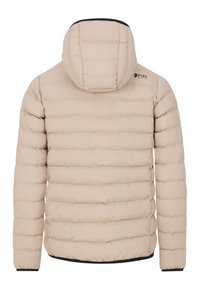 Veste matelassée beige clair avec capuche, matelassage horizontal, poignets élastiques et petit logo noir sur le haut du dos côté droit.