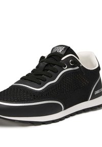 Schwarzer Sportschuh mit Mesh-Obermaterial, silbernen Akzenten und schwarzen Schnürsenkeln. Verfügt über eine strukturierte Sohle und auffällige Markenkennzeichnung an der Zunge.