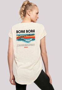 Cremefarbenes T-Shirt mit kurzen Ärmeln, das ein farbenfrohes Grafikdesign von Wellen und den fetten Text "BORA BORA Leeward Islands" auf dem Rücken zeigt.