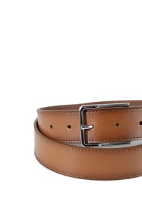 Cintura in pelle marrone con una texture liscia, dotata di cinque fori per la regolazione e una fibbia rettangolare argentata.