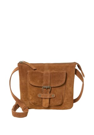 Hnedá semišová crossbody taška s predným vreckom s prackou a nastaviteľným popruhom na bielom pozadí.