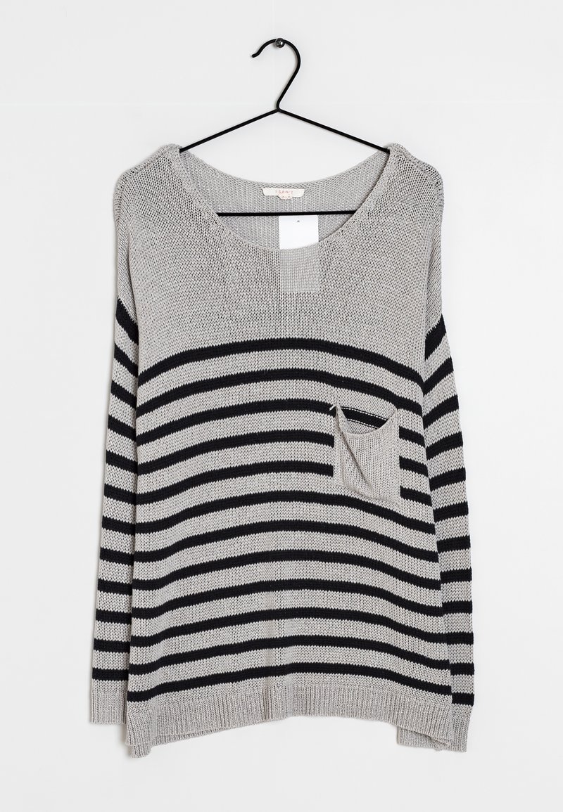 Pull en tricot gris avec des rayures horizontales noires et une petite poche sur le côté droit, suspendu à un cintre noir sur fond blanc.