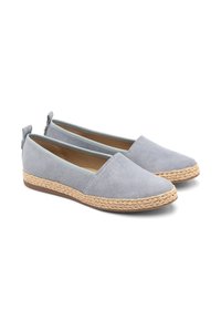 Scarpe espadrillas grigie in suede con suola intermedia in juta intrecciata, punta rotonda e linguetta sul tallone. Il design è slip-on con accenti minimalisti.