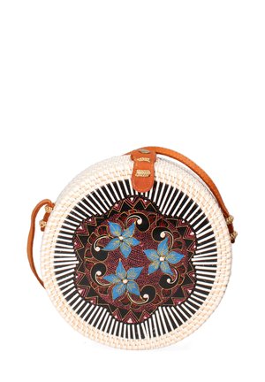 Ronde gevlochten tas, witte buitenkant, zwarte binnenkant met bloemenpatroon in blauw en rood, tan leren schouderband en accenten, gestructureerde afwerking.