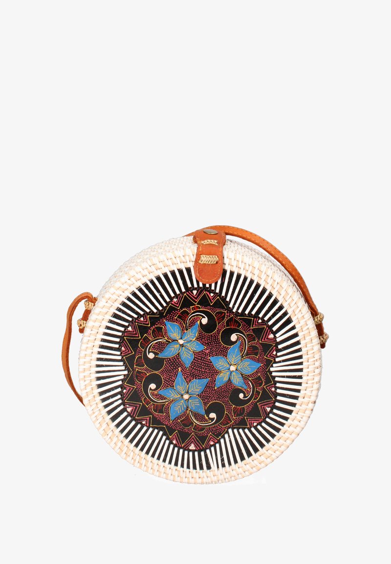 Borsa rotonda intrecciata, esterno bianco, interno nero con motivo floreale in blu e rosso, tracolla e dettagli in pelle color cuoio, finitura testurizzata.