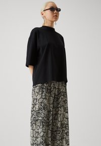 Vero Moda VMAURORA SNAKE WIDE  - Kelnės - black