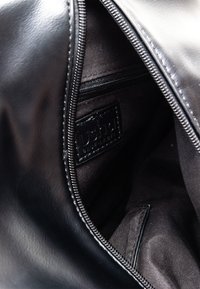 usha Dagryggsäck - black