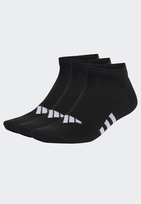 Calcetines negros hasta el tobillo, hechos de algodón con una textura suave, que cuentan con tres franjas blancas como detalle de diseño. Paquete de tres pares.