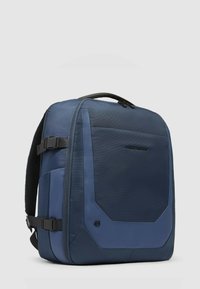 Mochila azul marino con un diseño rectangular, hecha de nylon texturizado. Cuenta con cierre de cremallera, correas ajustables y una hebilla lateral.