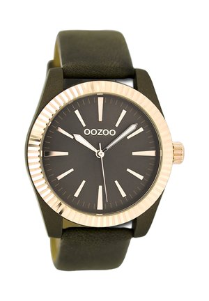 Montre noire ronde avec un cadran texturé en or. Comprend des index horaires dorés, des aiguilles argentées et un bracelet en cuir vert. Marque : OOZOO.