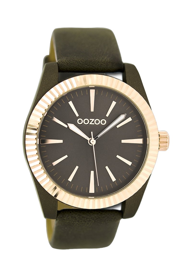 Montre noire ronde avec un cadran texturé en or. Comprend des index horaires dorés, des aiguilles argentées et un bracelet en cuir vert. Marque : OOZOO.