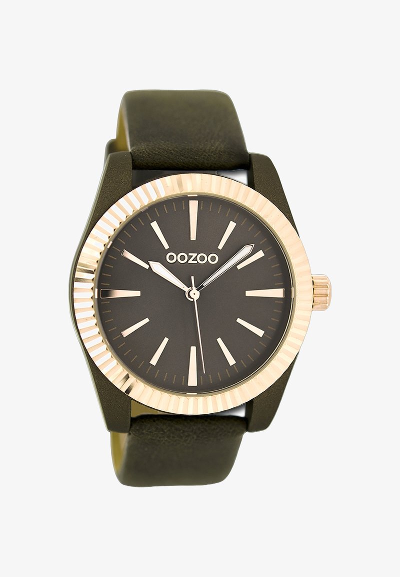 Montre noire ronde avec un cadran texturé en or. Comprend des index horaires dorés, des aiguilles argentées et un bracelet en cuir vert. Marque : OOZOO.