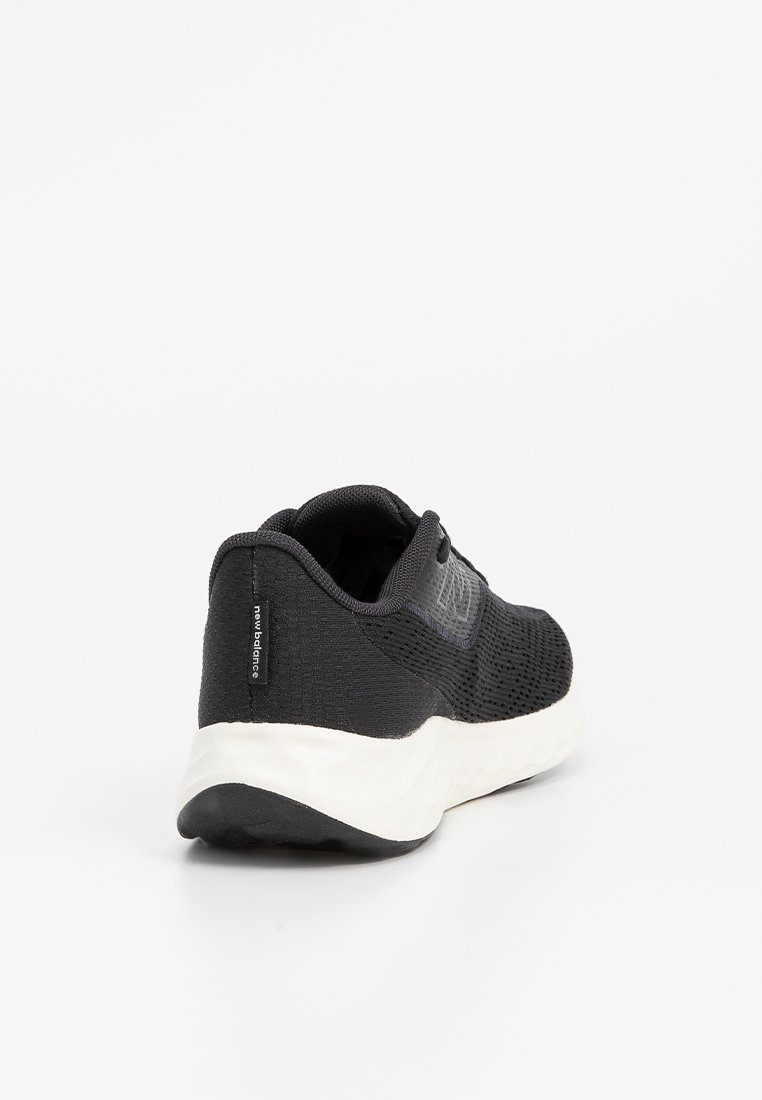 Schwarzer Sportschuh mit einem strukturierten Mesh-Obermaterial, weißer Mittelsohle und dezentem Branding an der Ferse und Seite. Leichtgewichtiges und minimalistisches Design.