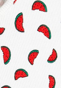 Tejido de algodón con un fondo blanco que presenta un patrón repetido de pequeñas rodajas de sandía bordadas en rojo con acentos de corteza verde.
